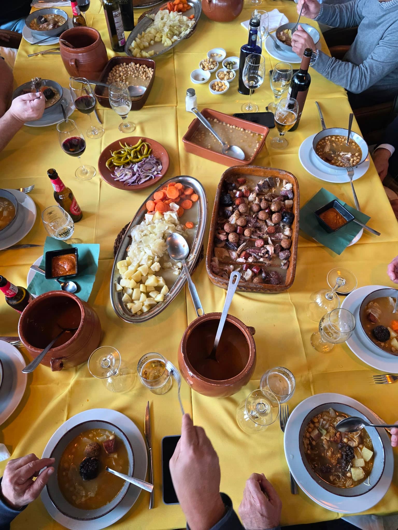 Cocido madrileño servido en Abrasa Berri, en Port Ginesta