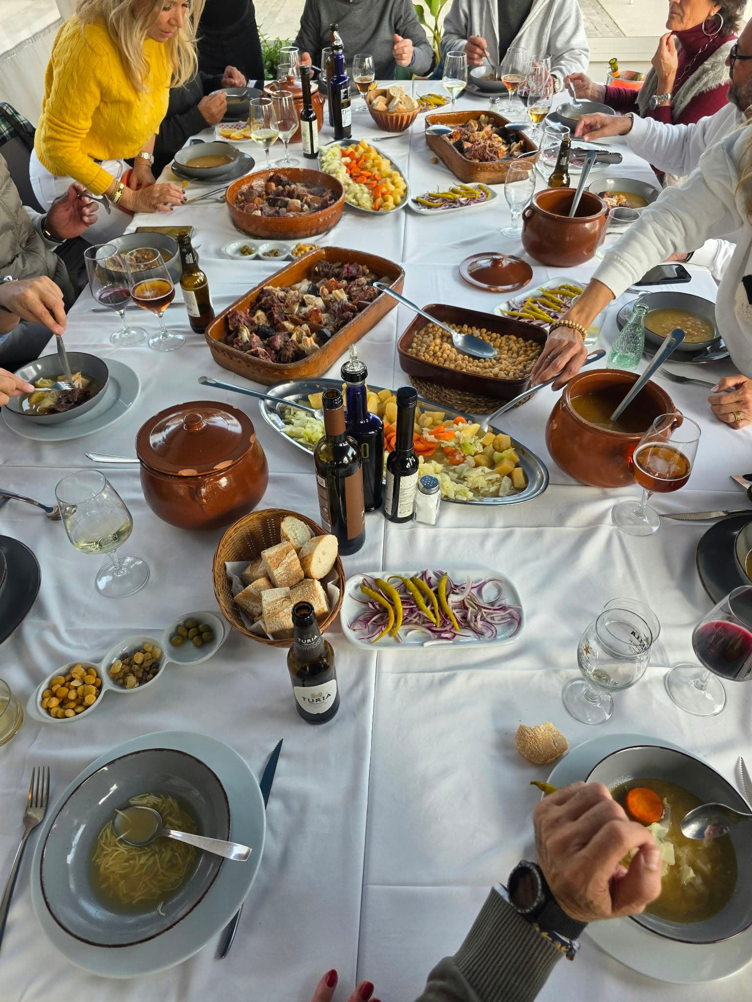 Mesa larga de comensales compartiendo el cocido en Abrasa Berri