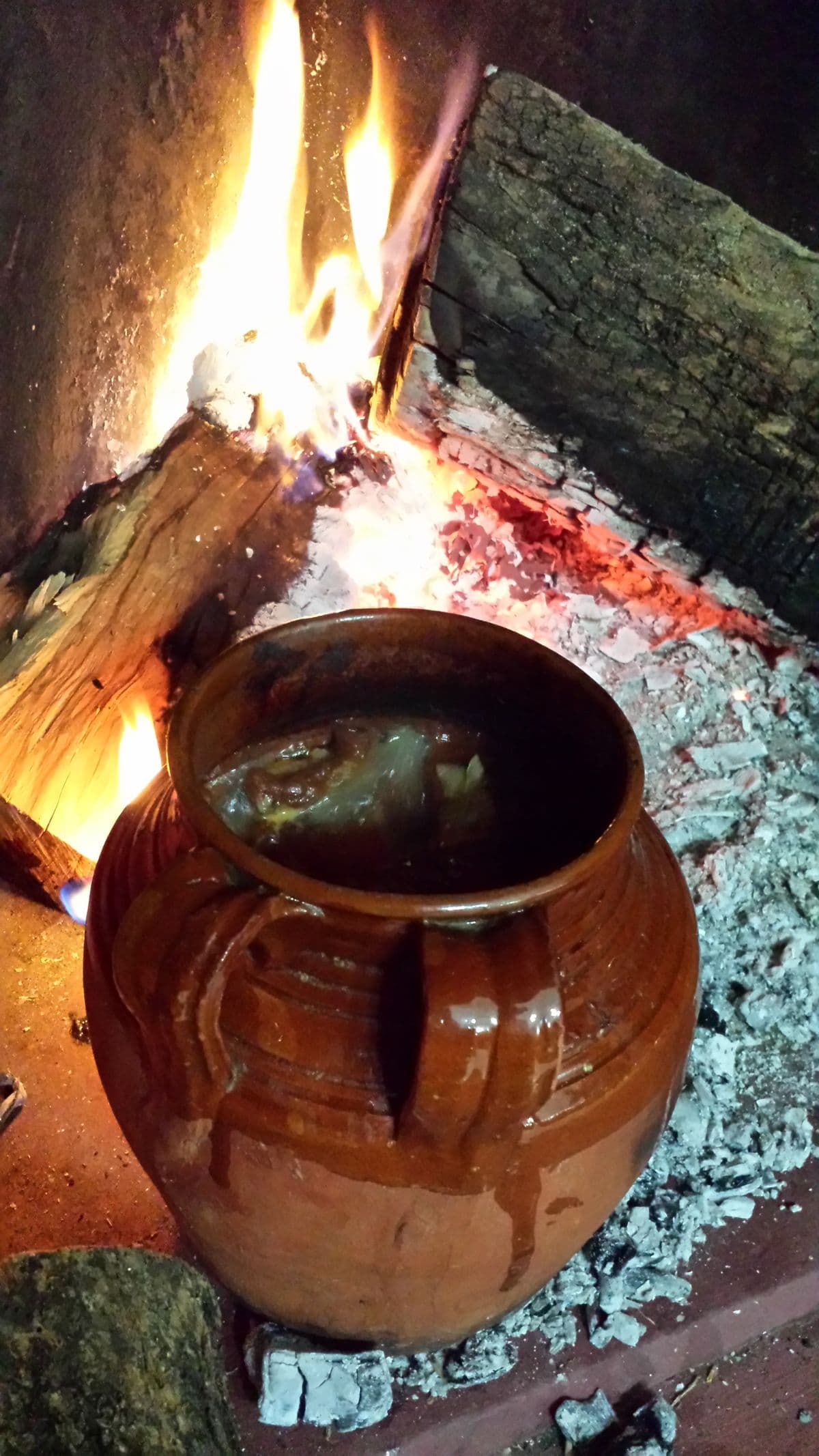 La olla de barro del cocido cociendo a fuego lento