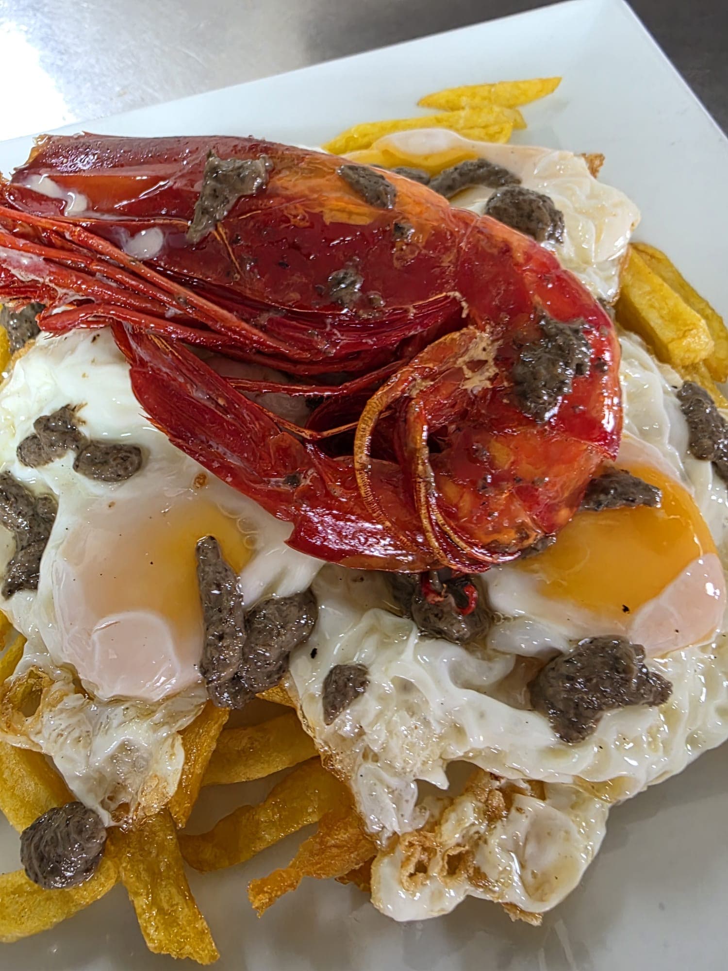 Huevos trufados con carabinero
