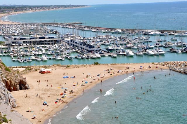 La playa de Castelldefels junto al puerto deportivo de Port Ginesta, vista desde el Garraf