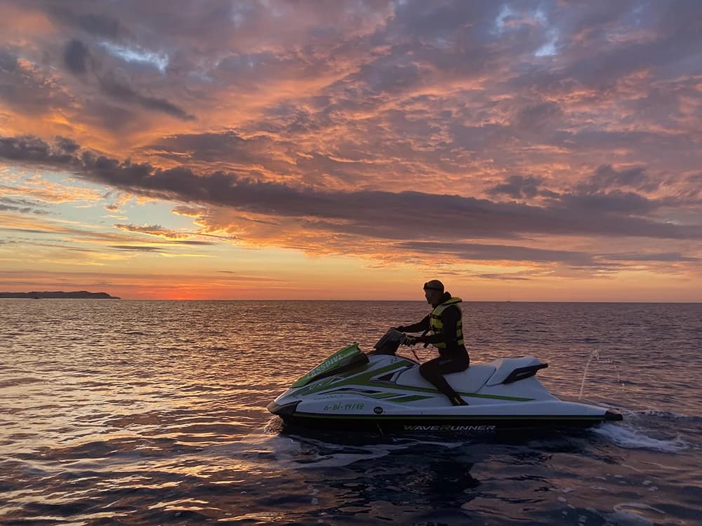 Moto de agua navegando al atardecer frente a Port Ginesta